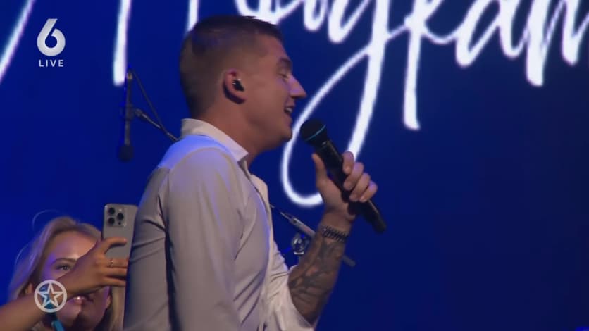 Mart Hoogkamer zingt In de naam van Jezus