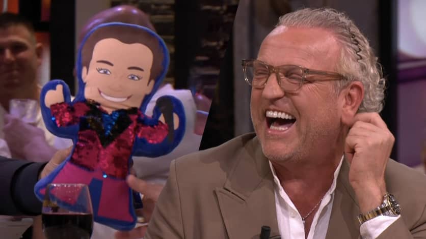 Gordon krijgt Gerard Joling-knuffel overhandigd: ‘Heeft iemand een naald?’